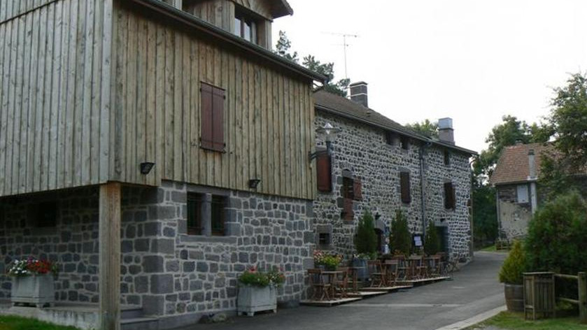 Restaurant L'Auberge de Mazayes. L'Auberge est située à 10 minutes de VULCANIA et 10 minutes du Puy-de-Dôme (par le col de Ceyssat).